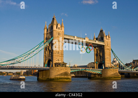 Grado 1 elencati di Tower Bridge con anelli olimpici al tramonto Londra Inghilterra Europa Foto Stock