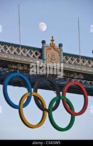 Grado 1 elencati di Tower Bridge al tramonto con anelli olimpici e luna Londra Inghilterra Europa Foto Stock