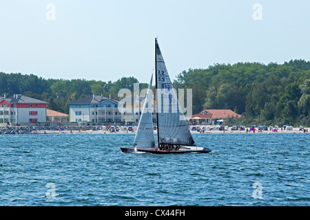 Imbarcazione a vela in parte anteriore del resort per vacanze Weisse Wiek, Boltenhagen, Mar Baltico, Meclemburgo-Pomerania Occidentale, Germania Foto Stock