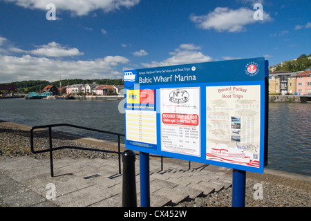 Una passeggiata lungo il porto a Bristol Foto Stock