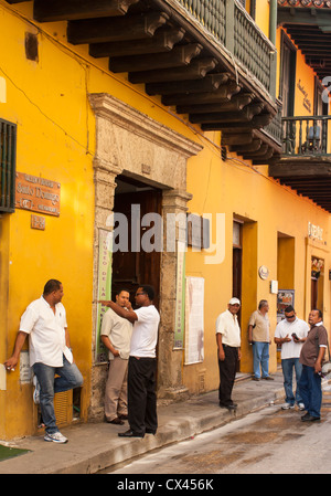 Mento in piedi in strada, Cartagena, Colombia Foto Stock