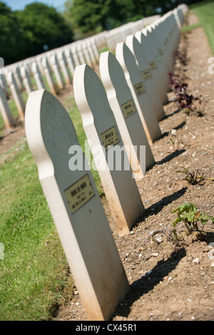 Tombe musulmane allineato alla Mecca a Albain St Nazaire, il francese WW1 national memorial Foto Stock