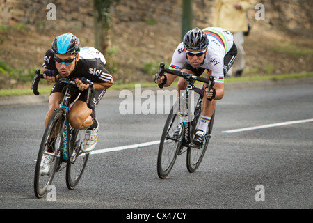 Il campione del mondo Mark Cavendish discendente montagna Caerphilly, guidato da Bernhard Eisel durante il tour della Gran Bretagna Foto Stock