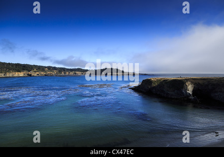 Rotoli di nebbia in Mendocino promontori e bay, Mendocino County, California, Stati Uniti d'America Foto Stock