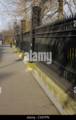 Ringhiera in ferro attorno ad un piccolo parco giardino a Londra in Inghilterra Foto Stock