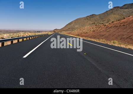 Un tratto di strada nella zona del deserto dell'Arizona, USA mostra barriera di sicurezza e della segnaletica stradale. Foto Stock