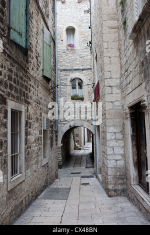 Edifici residenziali su una stradina nel centro storico di Spalato in Croazia, Dalmazia regione. Foto Stock