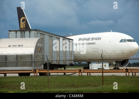 Un UPS (United Parcel Service) cargo aereo al di fuori di un impianto di smistamento. Foto Stock
