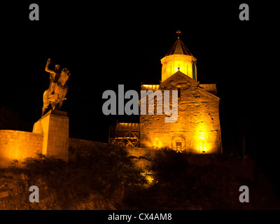 Chiesa di Metekhi e Re Vakhtang Gorgasali statua equestre, Vista notte Foto Stock