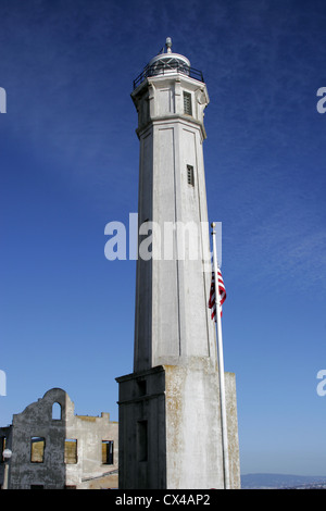 Il Lighthouse e resti di uso della casa del guardiano sull isola di Alcatraz e la baia di San Francisco, California, Stati Uniti d'America. Foto Stock