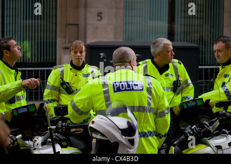 Cinque funzionari di polizia da Strathclyde forza di polizia, nel centro di Glasgow, indossa giacche ad alta visibilità Foto Stock