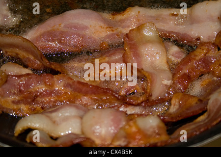 Bacon friggere in una padella Foto Stock