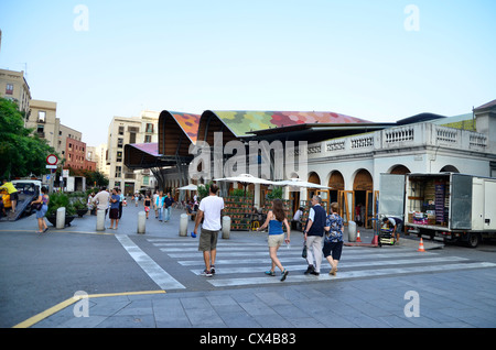 Mercat de Santa Caterina di Barcellona. Bellissimo tetto ondulato in un sacco di colori Foto Stock