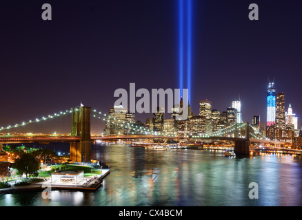Omaggio alla luce nel Centro Cittadino di New York City in ricordo del 9/11 attacco.