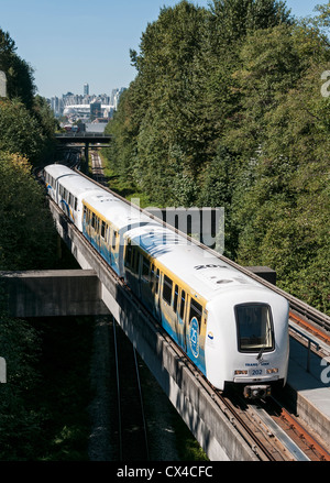Lo SkyTrain completamente automatizzata in treno a transito rapido Automobili sulla linea Millennium, Vancouver, Canada. Foto Stock