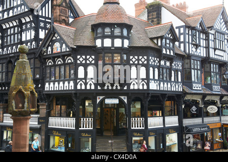 Ingresso Eastgate Riga e Bridge Street riga con la croce in primo piano Chester Cheshire Regno Unito Foto Stock