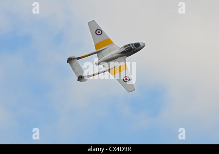 De Havilland T11 Vampire - jet militare aereo durante un volo a poco Gransden Airfield, Cambridgeshire, Regno Unito Foto Stock