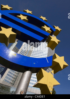 Grande segno di Euro fuori sede della Banca centrale europea (BCE) di Francoforte Germania Foto Stock