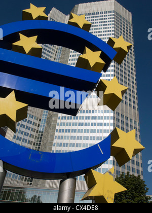 Grande segno di Euro fuori sede della Banca centrale europea (BCE) di Francoforte Germania Foto Stock
