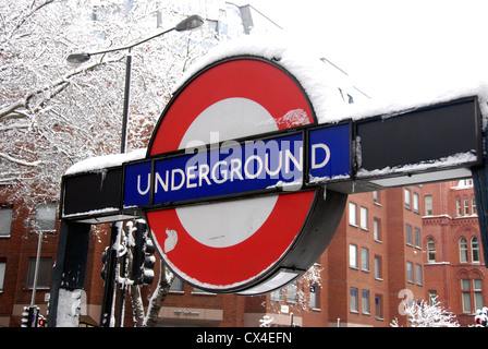 La metropolitana di Londra segno ricoperta di neve Foto Stock