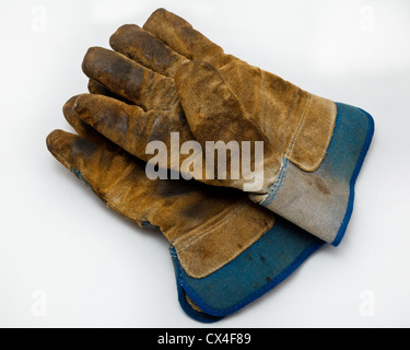 Una coppia di ben Utilizzate guanti da lavoro. Foto Stock