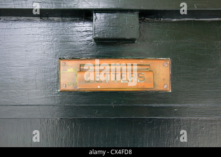 Slot di caricamento sul lato anteriore della porta di casa per il recapito dei messaggi di posta Foto Stock