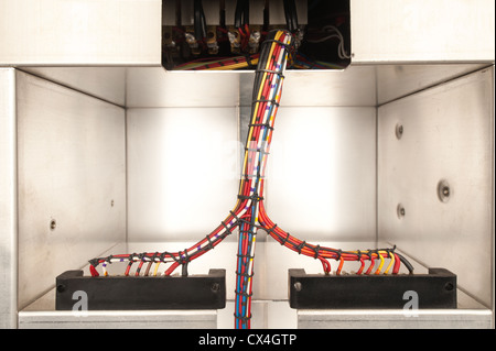 Condotto e complicato coded cavi intrecciati in un involucro di alluminio box pronto per accettare i dischi rigidi dei condensatori di unità di alimentazione Foto Stock