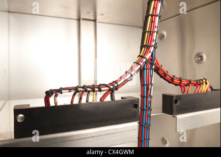 Condotto e complicato coded cavi intrecciati in un involucro di alluminio box pronto per accettare i dischi rigidi dei condensatori di unità di alimentazione Foto Stock