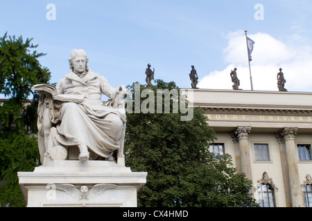 La statua di Humboldt di fronte all'Università Humboldt di Berlino Foto Stock