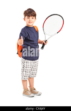 A piena lunghezza Ritratto di un bambino con una racchetta da tennis e dando pollice in alto isolato su sfondo bianco Foto Stock