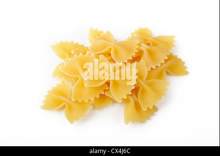 Materie farfalle di pasta su sfondo bianco Foto Stock