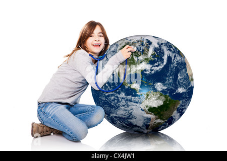 Ritratto di una bambina auscultate la salute del pianeta terra con uno stetoscopio, isolato su sfondo bianco Foto Stock