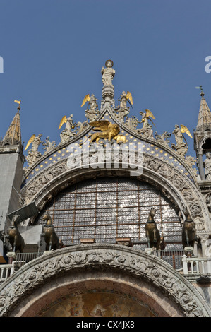 Repliche dei quattro cavalli di bronzo, la Basilica di San Marco, Piazza San Marco, Venezia, Italia. Foto Stock