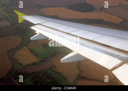 Airbus A319 aereo commerciale ala operato da Germanwings volando sopra la campagna dell'Essex prima dello sbarco a Londra Stansted Foto Stock