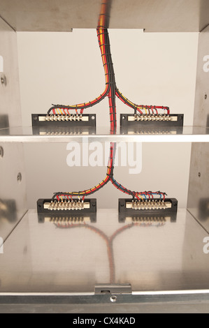 Condotto e complicato coded cavi intrecciati in un involucro di alluminio box pronto per accettare i dischi rigidi dei condensatori di unità di alimentazione Foto Stock