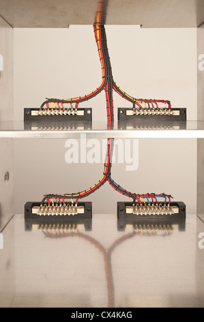 Condotto e complicato coded cavi intrecciati in un involucro di alluminio box pronto per accettare i dischi rigidi dei condensatori di unità di alimentazione Foto Stock