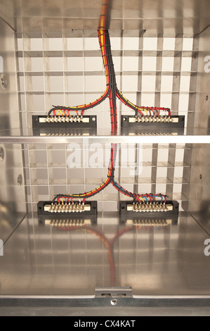 Condotto e complicato coded cavi intrecciati in un involucro di alluminio box pronto per accettare i dischi rigidi dei condensatori di unità di alimentazione Foto Stock