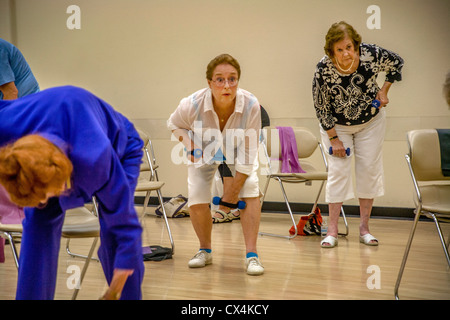 Le donne anziane utilizzare manubri per formazione di resistenza durante un esercizio di allenamento di classe a un senior centre di Tustin, CA. Foto Stock