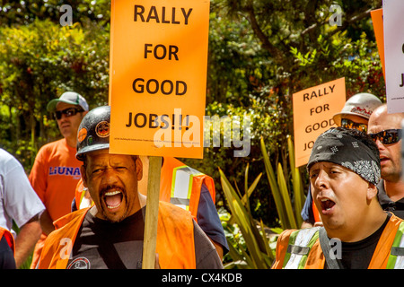 Ad Anaheim, CA, municipio lavoratori protestare contro una città consiglio scrutinio provvedimento restrittivo di lavoratori locali' affitto. Foto Stock