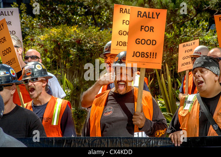 Ad Anaheim, CA, municipio lavoratori protestare contro una città consiglio scrutinio provvedimento restrittivo di lavoratori locali' affitto. Foto Stock