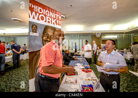 Un jolly americano africano ricorda le persone in cerca di lavoro della dignità del lavoro a una fiera del lavoro per i veterani militari in Santa Ana CA. Foto Stock