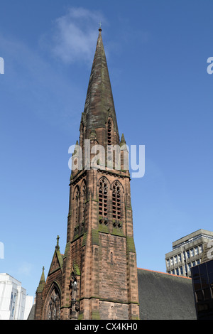 Il campanile della chiesa parrocchiale di San Columba in St Vincent Street a Glasgow, Scozia, Regno Unito Foto Stock