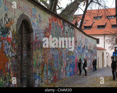 Parete di Lennon nel vecchio quartiere di Praga, Repubblica Ceca Foto Stock
