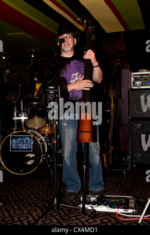 Doug lunga del dopo ore di fascia giocare il 2010 NS NXT montante 4 chitarra basso durante il 2012 Dundee Blues Bonanza.UK Foto Stock