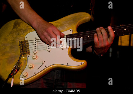 Primo piano di una Fender Stratocaster suonata da Lee Wharton durante il 2012 Dundee Blues Bonanza,UK Foto Stock