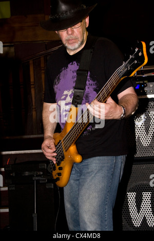 Doug lunga del dopo ore di fascia giocare il 2009 Warwick Corvette $$ NT 5 chitarra basso durante il 2012 Dundee Blues Bonanza.UK Foto Stock