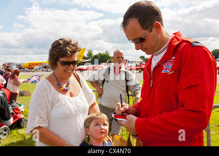 Dave Davies del RAF frecce rosse team la firma autografi al Best of British Show, Cotswold (Kemble EGBP) Aeroporto. JMH6070 Foto Stock