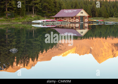 Il Lago Maligne al di sopra di Jasper nelle Montagne Rocciose Canadesi. Foto Stock