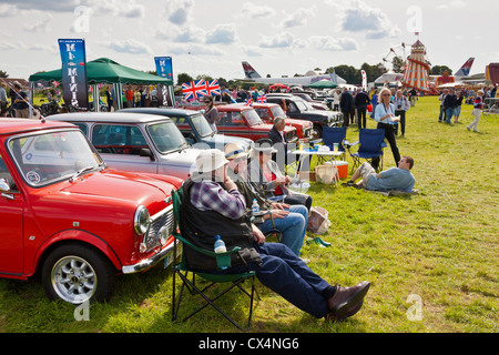 British Leyland Minis in Classic Cars visualizzare al meglio dei film britannico, Cotswold (Kemble EGBP) Aeroporto. JMH6088 Foto Stock