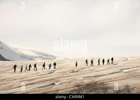 Canali di acqua di disgelo e turisti sul Ghiacciaio Athabasca che sta svanendo in modo estremamente rapido e ha perso oltre il 60% Foto Stock